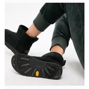 Ugg Mini Leather Waterproof Women's Size 10 Black Classic Warm Timeless